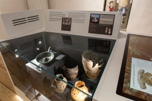 Vitrine mit Medusenkopf im Museum im Vogtturm, © Peter Brandstätter